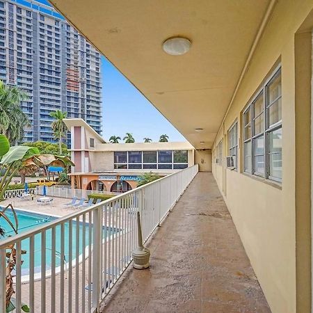 Private Hallandale Beach Studio Wbath Walking Distance To The Beach Pool Free Parking Extérieur photo