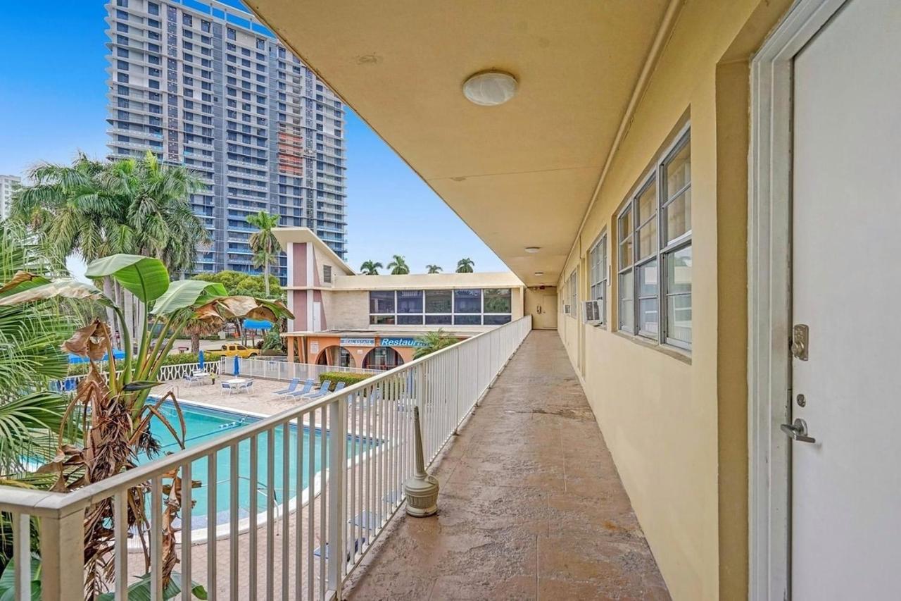 Private Hallandale Beach Studio Wbath Walking Distance To The Beach Pool Free Parking Extérieur photo