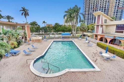 Private Hallandale Beach Studio Wbath Walking Distance To The Beach Pool Free Parking Extérieur photo